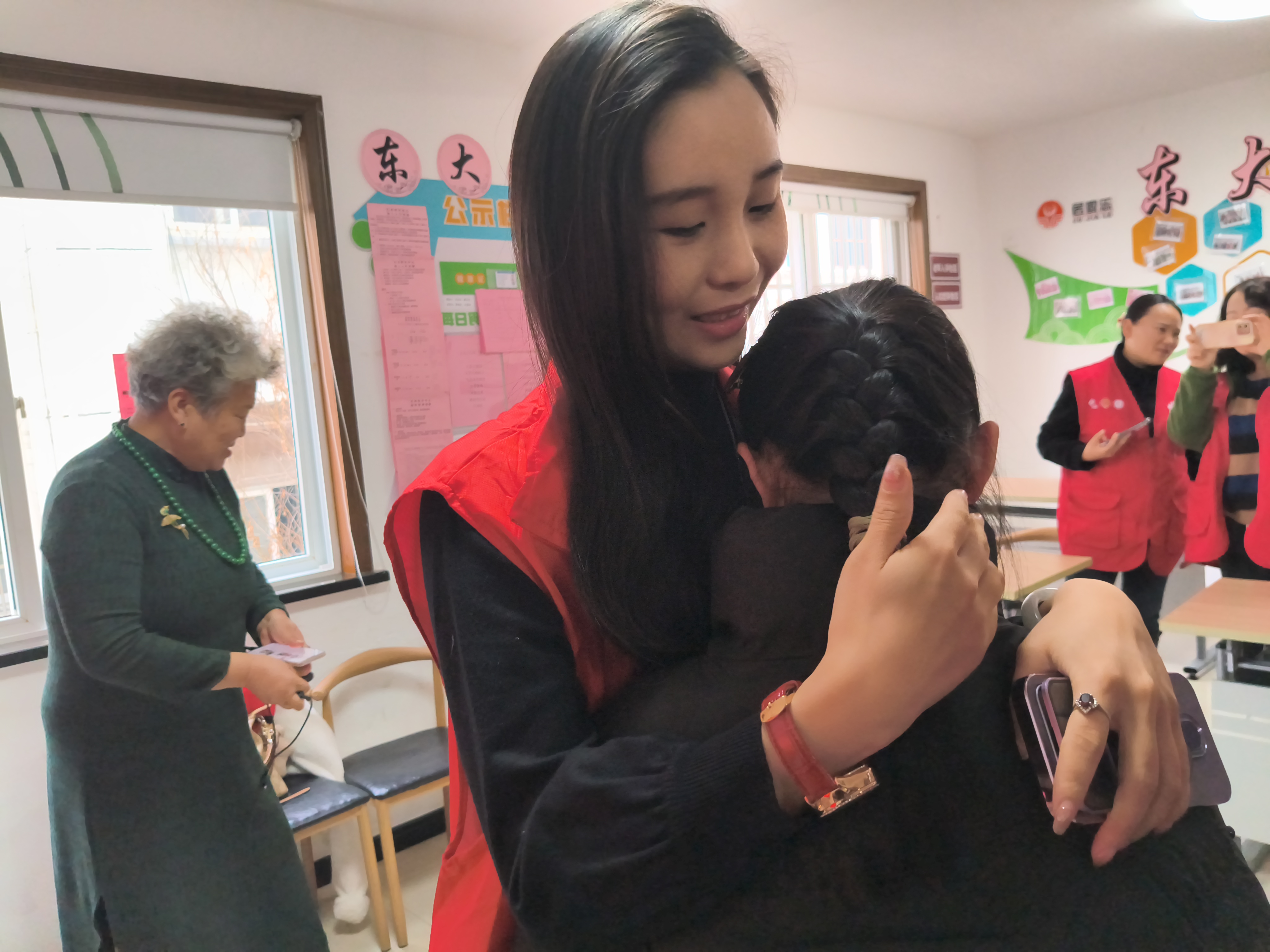 中国数字非遗课题组特约巡视员，中浙文化总经理徐夏漪女士携手爱聚新湾公益组织走进沧浪街道东大街社区开展助学救贫活动